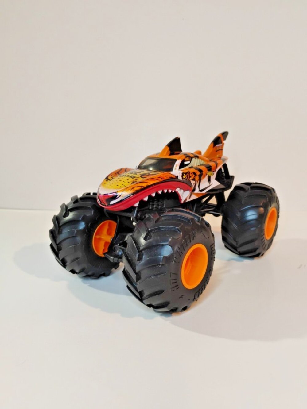 Hot Wheels Monster Trucks Live 1/8 HW Tiger Shark 1:64 2026 Mattel